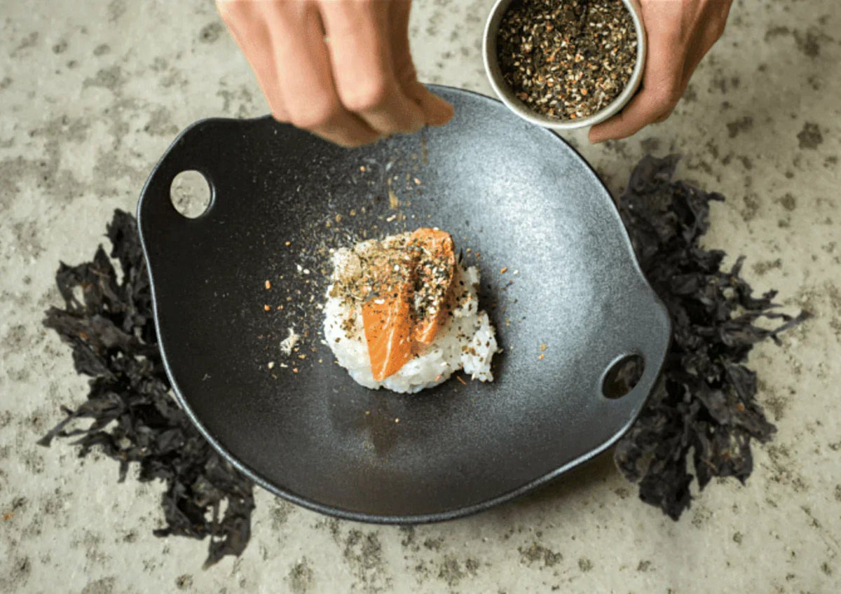 Lachs-Nigiri mit Nori-Chips