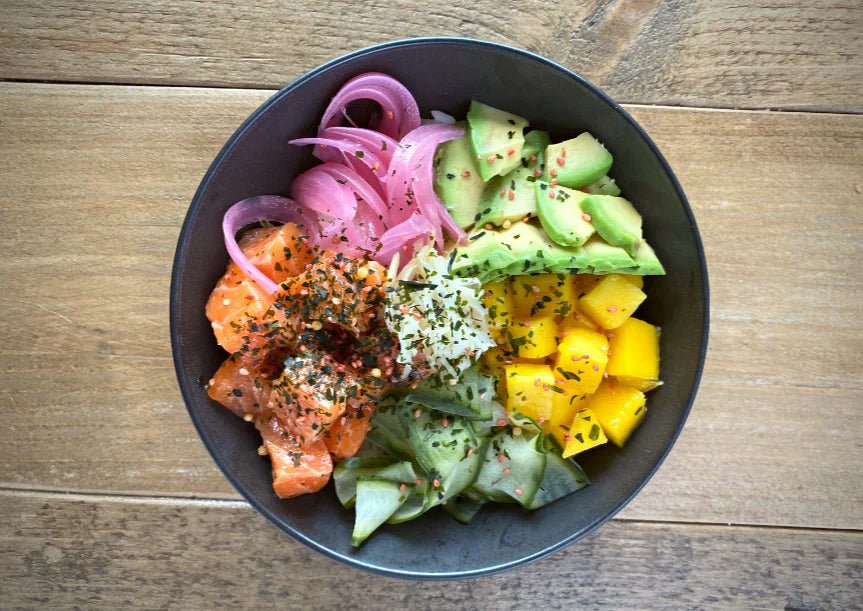Poke bowl med laks og furikake