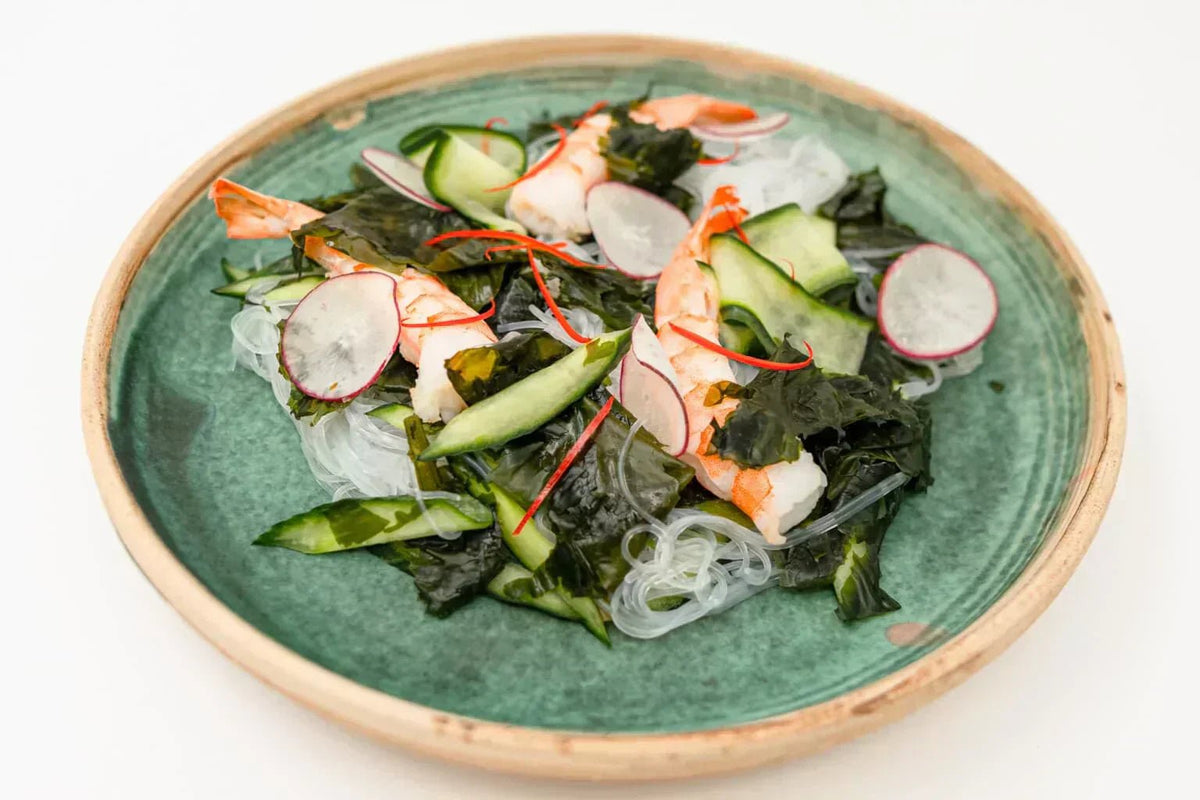 Wakame-Salat mit Nudeln und Garnelen